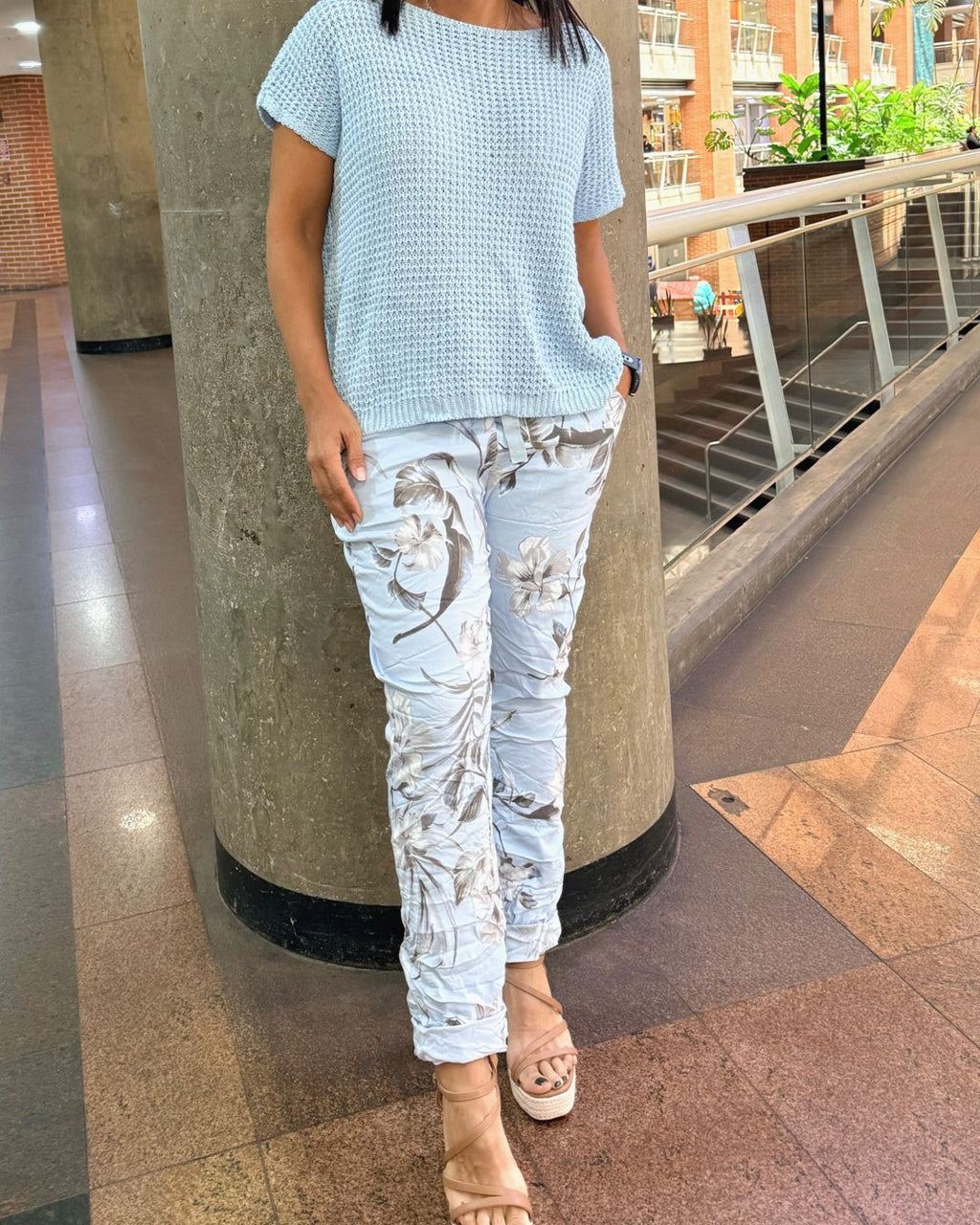 JOGGER FLORES MARRONES